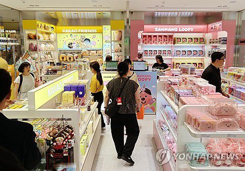 신세계면세점 명동점, 11층 'K-컬처 쇼핑 허브'로 새단장(서울=연합뉴스) 이재희 기자 = 지난 달 18일 서울 중구 신세계면세점 명동점  케이-컬처 복합 쇼핑 공간에서 외국인 관광객들이 리뉴얼된 공간을 살펴보고 있다. 2025.7.18 scape@yna.co.kr