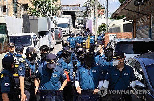 경찰, 전광훈·사랑제일교회 압수수색(서울=연합뉴스) 최재구 기자 = 경찰이 올해 1월 발생한 서울서부지법 폭력 난동 사태에 연관됐다는 의혹을 받는 전광훈 목사와 사랑제일교회에 대해 압수수색에 나선 5일 서울 성북구 사랑제일교회 앞에 경찰 병력이 경계근무를 서고 있다.  2025.8.5 jjaeck9@yna.co.kr