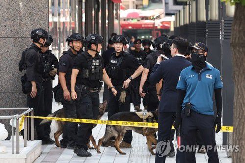 명동 신세계백화점 수색 마친 경찰특공대(서울=연합뉴스) 윤동진 기자 = 지난 5일 서울 중구 명동 신세계백화점 본점에 폭발물을 설치했다는 협박 글이 인터넷 커뮤니티에 올라와 신고를 받고 출동한 경찰특공대가 수색을 마친 후 이동하고 있다. 2025.8.5 mon@yna.co.kr