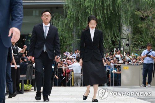 김건희 여사, 특검 첫 출석(서울=연합뉴스) 신현우 기자 = 윤석열 전 대통령 부인 김건희 여사가 6일 서울 종로구 KT광화문빌딩 웨스트에 마련된 민중기 특별검사팀에 피의자 신분으로 첫 출석하고 있다. 전·현직 대통령 부인이 수사기관에 피의자로 공개 출석하는 것은 헌정사상 처음이다. 2025.8.6 nowwego@yna.co.kr