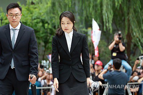 김건희, 피의자 신분으로 특검 출석(서울=연합뉴스) 신현우 기자 = 윤석열 전 대통령 배우자 김건희 여사가 6일 서울 종로구 KT광화문빌딩 웨스트에 마련된 민중기 특별검사팀 사무실에 피의자 신분으로 출석하고 있다.     전·현직 대통령 부인이 수사기관에 피의자로 공개 출석하는 것은 헌정사상 처음이다. 2025.8.6 nowwego@yna.co.kr