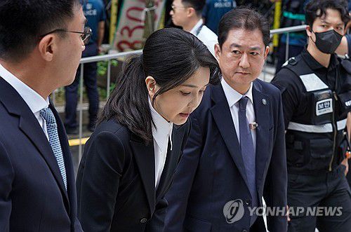 피의자 신분으로 특검 출석하는 김건희(서울=연합뉴스) 윤석열 전 대통령 배우자 김건희 여사가 6일 서울 종로구 KT광화문빌딩 웨스트에 마련된 민중기 특별검사팀 사무실에 피의자 신분으로 출석하고 있다. 2025.8.6 [사진공동취재단] photo@yna.co.kr