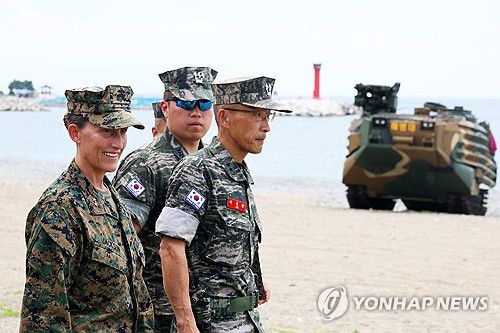 훈련 참관하는 한미 해병대 소장(포항=연합뉴스) 손대성 기자 = 6일 경북 포항 해안에서 열린 한미 해병대 연합훈련인 KMEP 훈련에서 이호종 한국 해병대 1사단장(소장)과 발레리 잭슨 주한 미해병대사령관(소장)이 훈련 상황을 둘러보고 있다. 2025.8.6 sds123@yna.co.kr