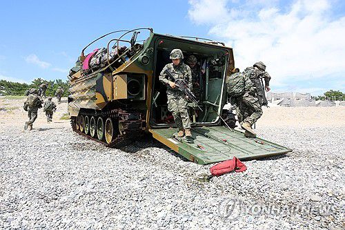 돌진하는 해병(포항=연합뉴스) 손대성 기자 = 6일 경북 포항 해안에서 열린 한미 해병대 연합훈련인 KMEP 훈련에서 한국 해병대원들이 한국형 상륙돌격장갑차(KAAV)에서 나와 돌진하고 있다. 2025.8.6 sds123@yna.co.kr