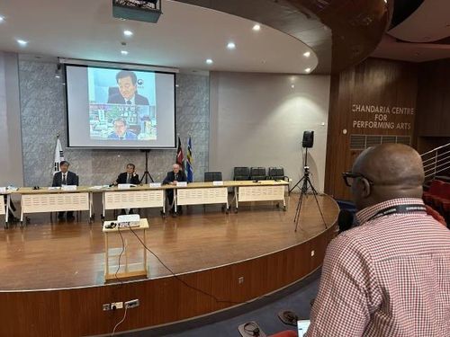 케냐 세계코리아포럼에서 한 나이지리아 교수 질문을 듣는 정동영 통일부장관 (나이로비=연합뉴스) 김성진 기자 = 6일(현지시간) 케냐 나이로비국립대학 UN타워에서 열린 세계코리아포럼에서 영상으로 기조연설한 정동영 통일부장관(영상 위쪽)에게 한 나이지리아 교수(오른쪽)가 질문하고 있다. 2025.8.7 sungjin@yna.co.kr