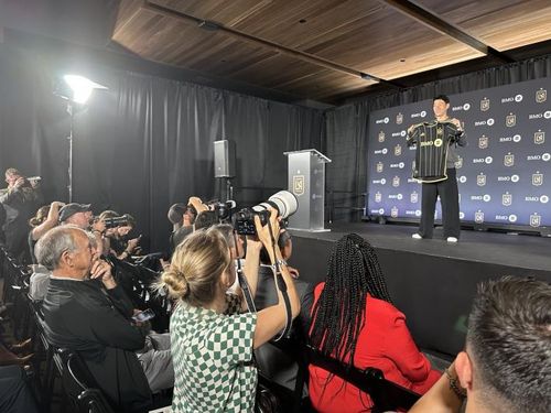 LAFC 손흥민 기자회견 취재 열기(로스앤젤레스=연합뉴스) 임미나 특파원 = 손흥민이 6일(현지시간) 미국 로스앤젤레스(LA) BMO 스타디움에서 열린 LAFC 기자회견에서 자신의 이름과 등번호가 새겨진 LAFC 유니폼을 들고 기념사진을 찍고 있다. 이날 현장에는 200여명의 현지 취재진이 참석해 취재 경쟁을 벌였다. 2025.8.7 mina@yna.co.kr
