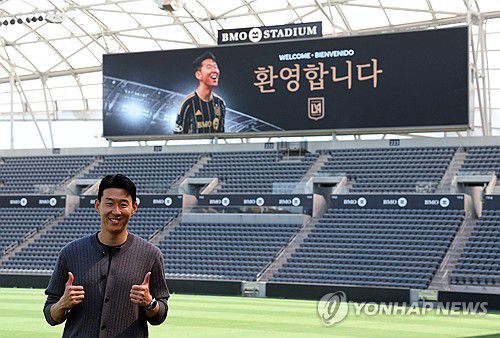 7일(한국시간) BMO 스타디움에서 열린 기자회견 뒤 그라운드에서 포즈 취하는 손흥민[게티이미지/AFP=연합뉴스]