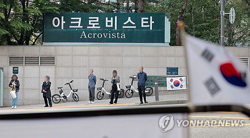 검찰 소환 통보에 불출석 사유서 제출한 김건희 여사(서울=연합뉴스) 김인철 기자 = 검찰이 공천 개입 의혹을 받는 윤석열 전 대통령의 부인 김건희 여사에게 출석을 통보한 14일 윤 전 대통령 부부의 자택인 서울 서초구 아크로비스타 모습.     김 여사 측은 전날 중앙지검 전담수사팀에 조기 대선에 영향을 미칠 우려가 있다며 불출석 사유서를 제출했다. 2025.5.14 yatoya@yna.co.kr