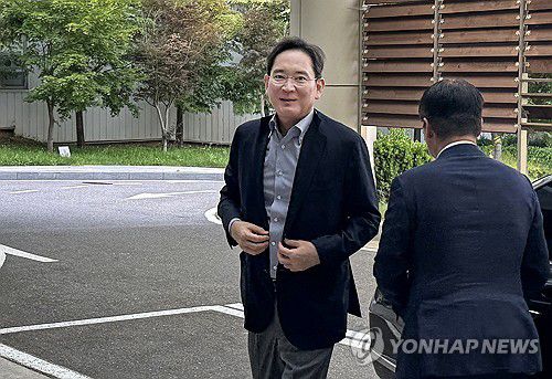 워싱턴 출국하는 이재용 삼성전자 회장(서울=연합뉴스) 강태우 기자 = 이재용 삼성전자 회장이 29일 서울 강서구 서울김포비즈니스항공센터(SGBAC)를 통해 워싱턴으로 출국하고 있다. 2025.7.29 burning@yna.co.kr