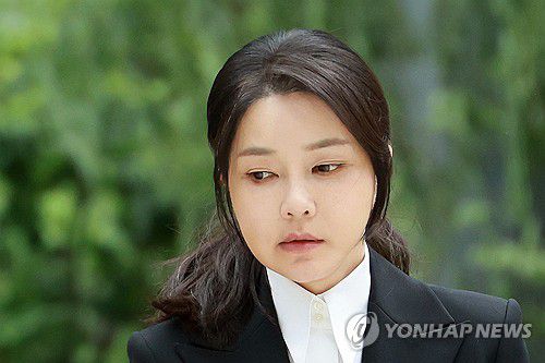 김건희, 피의자 신분으로 특검 출석(서울=연합뉴스) 신현우 기자 = 윤석열 전 대통령 배우자 김건희 여사가 6일 서울 종로구 KT광화문빌딩 웨스트에 마련된 민중기 특별검사팀 사무실에 피의자 신분으로 출석하고 있다.     전·현직 대통령 부인이 수사기관에 피의자로 공개 출석하는 것은 헌정사상 처음이다. 2025.8.6 nowwego@yna.co.kr