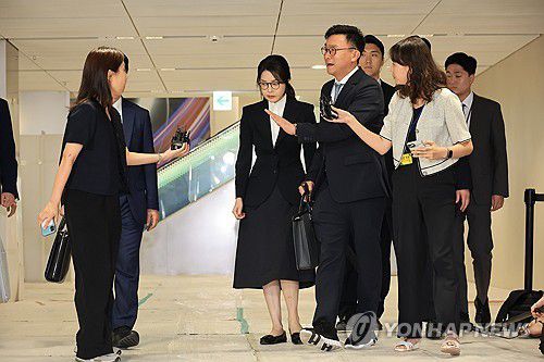 특검 나서는 김건희 여사(서울=연합뉴스) 최재구 기자 = 윤석열 전 대통령 부인 김건희 여사가 6일 서울 종로구 KT광화문빌딩 웨스트에 마련된 민중기 특별검사팀에서 피의자 신분으로 조사를 받고 귀가하고 있다. 2025.8.6 jjaeck9@yna.co.kr