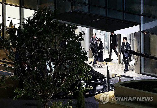 차량 향하는 김건희 여사(서울=연합뉴스) 김성민 기자 = 윤석열 전 대통령 부인 김건희 여사가 6일 서울 종로구 KT광화문빌딩 웨스트에 마련된 민중기 특별검사팀에서 피의자 신분으로 조사를 받고 귀가하고 있다. 2025.8.6 ksm7976@yna.co.kr