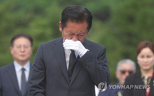 봉하 찾은 정청래(김해=연합뉴스) 김동민 기자 = 더불어민주당 정청래 대표가 7일 오전 경남 김해시 진영읍 봉하마을을 방문해 노무현 전 대통령 묘역을 참배 후 손으로 얼굴을 닦고 있다. 2025.8.7 image@yna.co.kr