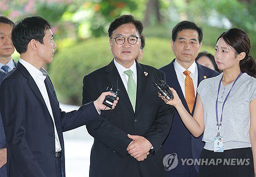 특검 출석하며 발언하는 우원식 의장(서울=연합뉴스) 류영석 기자 = 우원식 국회의장이 7일 서울 서초구 서울고등검찰청에 마련된 내란 특검 사무실에 참고인 조사를 받기 위해 출석하며 취재진 질문에 답변하고 있다. 2025.8.7 ondol@yna.co.kr