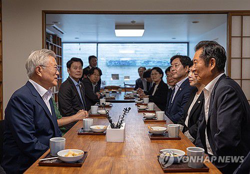 정청래 대표, 문재인 전 대통령 예방(서울=연합뉴스) 더불어민주당 정청래 대표가 7일 경남 양산시 하북면 평산마을 문재인 전 대통령 사저에서 문 전 대통령을 예방하고 있다. 2025.8.7 [더불어민주당 제공. 재판매 및 DB 금지] photo@yna.co.kr