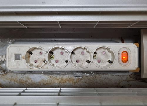 먼지가 쌓인 멀티탭[촬영 권혜진]