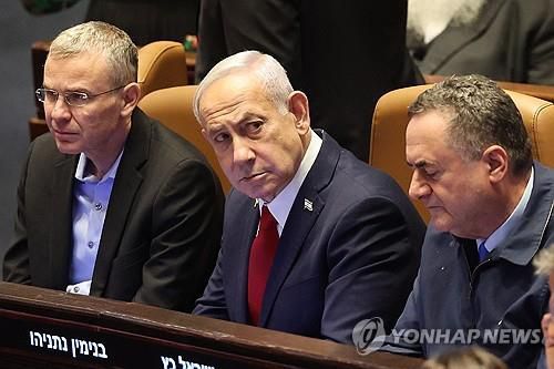 이스라엘 의회 본회의 참석한 네타냐후 총리(가운데)[EPA=연합뉴스 자료사진]