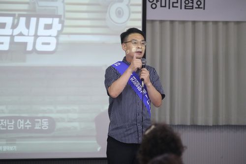 속초 오징어 난전 상인들에게 친절을 당부하는 강정호 강원도의원[촬영 류호준]