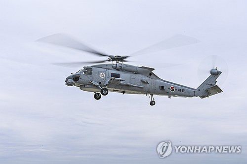 해군 MH-60R, 국내 첫 비행(서울=연합뉴스) 해군이 북한 잠수함과 수상함을 원거리에서 탐지 및 공격할 수 있는 최신예 해상작전헬기 MH-60R이 태극마크를 달고 국내 첫 비행을 시작했다고 6일 밝혔다. 사진은 해군 MH-60R. 2025.3.6 [해군 제공. 재판매 및 DB 금지] photo@yna.co.kr