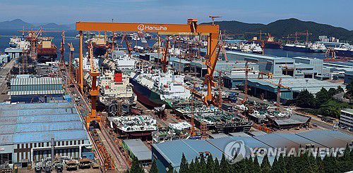 한미 무역협상 MASGA 기여(거제=연합뉴스) 김동민 기자 = 한미 무역협상이 타결된 31일 오후 경남 거제시 아주동 한화오션 거제 사업장에 건조 중인 선박이 보인다.      우리 정부가 미국 정부에 제안한 조선업 협력 프로젝트 '마스가(MASGA, Make American Shipbuilding Great Again)'가 협상 타결에 크게 기여한 것으로 알려지면서 업계에도 훈풍이 불 것으로 기대한다. MASGA는 세계적 수준인 우리나라 조선산업 기술로 침체한 미국 조선산업을 부흥시키는 것이 핵심이다. 2025.7.31 image@yna.co.kr