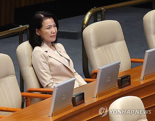 무제한토론, 본회의장 앉아 있는 이진숙 방통위원장(서울=연합뉴스) 류영석 기자 = 5일 국회 본회의에서 더불어민주당 노종면 의원이 방송법 일부개정법률안 관련 무제한 토론(필리버스터)을 이어가는 가운데 이진숙 방송통신위원장이 발언을 듣고 있다. 2025.8.5 ondol@yna.co.kr