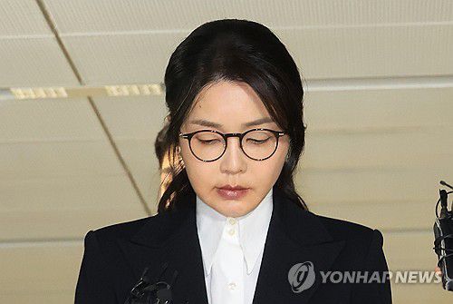 피의자 조사 마친 김건희 여사(서울=연합뉴스) 최재구 기자 = 윤석열 전 대통령 부인 김건희 여사가 6일 서울 종로구 KT광화문빌딩 웨스트에 마련된 민중기 특별검사팀에서 피의자 신분으로 조사를 받고 귀가하고 있다. 2025.8.6 jjaeck9@yna.co.kr