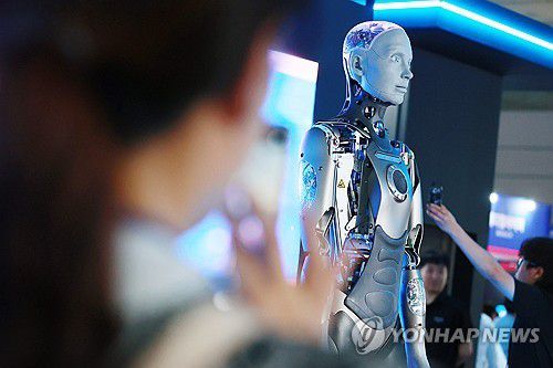 내가 바로 휴머노이드 로봇    (서울=연합뉴스) 진연수 기자 = 18일 서울 강남구 코엑스에서 열린 2025 메타버스 엑스포에서 휴머노이드 로봇 아메타가 시연하고 있다. 2025.6.18  jin90@yna.co.kr