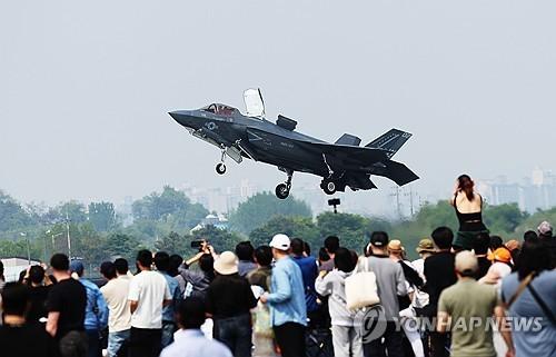 오산공군기지에서 수직 이륙하는 F-35B 전투기[연합뉴스 자료사진]