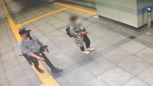 경찰복 차림으로 지하철 활보[경기북부경찰청 제공. 재판매 및 DB 금지]