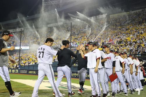 9일 경기 승리 후 기뻐하는 LG 선수단. [LG 트윈스 제공. 재판매 및 DB 금지]
