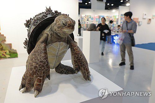 예술의 세계로(서울=연합뉴스) 류효림 기자 = 7일 서울 강남구 삼성동 코엑스에서 열린 '어반브레이크 2025'에서 참관객들이 전시장을 둘러보고 있다. 2025.8.7 ryousanta@yna.co.kr