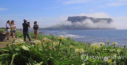 제주 신양사구에서 본 성산일출봉[촬영 박지호 기자]