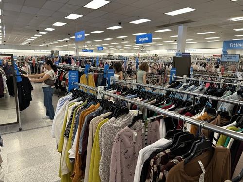 미국 의류 할인점에서 쇼핑 중인 소비자들 (로스앤젤레스=연합뉴스) 임미나 특파원 = 8일(현지시간) 오전 미국 로스앤젤레스(LA) 카운티의 의류 할인점 '로스 드레스 포 레스' 매장에서 소비자들이 옷을 고르고 있다. 2025.8.9 mina@yna.co.kr