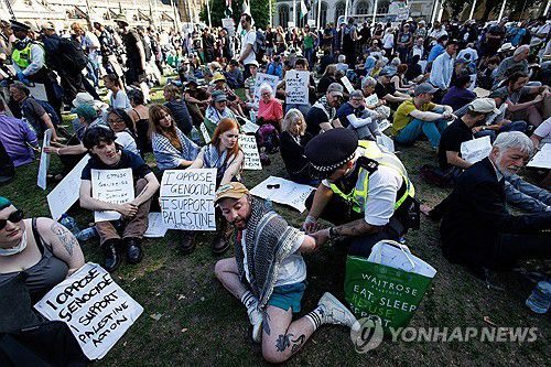 체포되는 시위자[EPA 연합뉴스]
