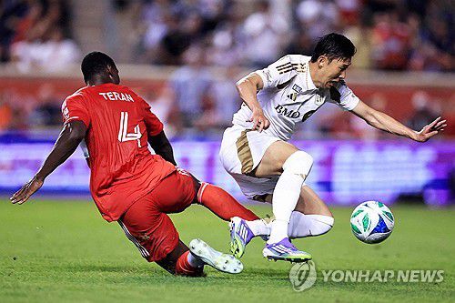 페널티킥을 얻어내는 손흥민(오른쪽).[AFP=연합뉴스]