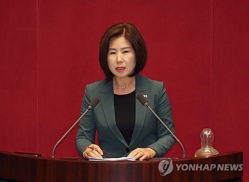 대정부질문 하는 김미애 의원(서울=연합뉴스) 김주형 기자 = 국민의힘 김미애 의원이 12일 오후 국회 본회의장에서 열린 교육·사회·문화 분야 대정부질문을 하고 있다. 2024.9.12 kjhpress@yna.co.kr