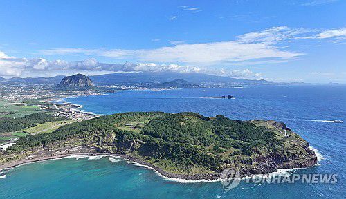 제주 송악산(앞쪽)과 산방산(가운데) 한라산(맨 뒤편)[촬영 박지호]