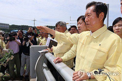 하천 범람 지역 살펴보는 정청래 대표(무안=연합뉴스) 김주성 기자 = 더불어민주당 정청래 대표가 8일 전남 무안군의 수해 지역인 평월교에서 하천 범람으로 인한 피해 상황을 살펴보고 있다. 2025.8.8 utzza@yna.co.kr