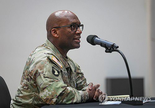 기자간담회 하는 주한미군사령관(서울=연합뉴스) 제이비어 브런슨 주한미군사령관이 지난 8일 경기 평택시 캠프 험프리스에서 기자간담회를 하고 있다. 2025.8.10 [주한미군 사령부 제공. 재판매 및 DB 금지] photo@yna.co.kr