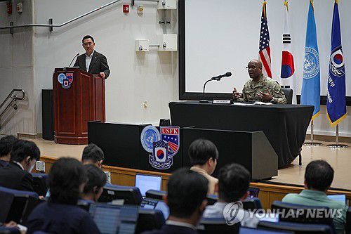 기자간담회 하는 주한미군사령관(서울=연합뉴스) 제이비어 브런슨 주한미군사령관이 지난 8일 경기 평택시 캠프 험프리스에서 기자간담회를 하고 있다. 2025.8.10 [주한미군 사령부 제공. 재판매 및 DB 금지] photo@yna.co.kr