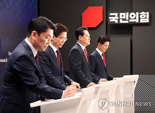 방송토론 준비하는 후보들(서울=연합뉴스) 10일 서울 광화문 채널A스튜디오에서 국민의힘 8·22 전당대회 첫 방송토론회에 앞서 안철수(왼쪽부터), 조경태, 장동혁, 김문수 후보가 토론 준비를 하고 있다. 2025.8.10 [국회사진기자단] photo@yna.co.kr