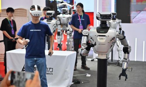 2025 세계로봇콘퍼런스에서 로봇 원격 제어 중 2025.8.8[중국 글로벌타임스 캡처. 재판매 및 DB 금지]