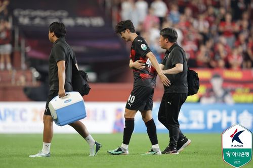그라운드 빠져나가는 기성용[한국프로축구연맹 제공. 재판매 및 DB 금지]