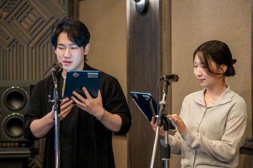 11일 '넷플릭스 해외 콘텐츠 한국어 더빙 이야기' 토크세션에서 '케이팝 데몬 헌터스' 주연을 맡은 신나리, 민승우 성우(오른쪽부터)가 극중 장면을 시연하고 있다. [넷플릭스 제공. 재판매 및 DB 금지]