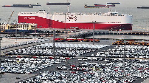 중국 BYD의 자동차 운반선지난 4월27일 중국 전기차 업체 비야디(BYD)의 완성차 운송 로로(RORO,Roll-on Roll-off)선 'BYD 선전'이 장쑤성 타이창시의 항구에서 브라질로 향하는 첫 항해를 준비하는 모습. [EPA=연합뉴스 자료사진]