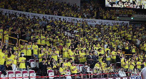 창원 LG 응원 열기지난 5월 15일 경남 창원체육관에서 열린 2024∼2025시즌 프로농구 창원 LG 세이커스와 서울 SK 나이츠의 챔피언결정전 6차전 경기에서 LG 팬들이 응원하고 있다. [연합뉴스 자료사진]