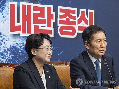 조국혁신당 찾아 발언하는 정청래(서울=연합뉴스) 황광모 기자 = 더불어민주당 정청래 대표와 조국혁신당 김선민 당 대표 권한대행이 5일 국회에서 만나 대화하고 있다. 2025.8.5 hkmpooh@yna.co.kr