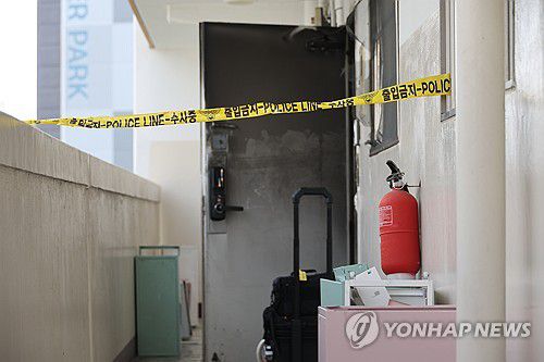 불에 그을린 아파트 현관문(대구=연합뉴스) 박세진 기자 = 10일 대구 동구 아파트에서 방화로 의심되는 불이 난 뒤 일가족 3명이 숨진 채 발견됐다. 사진은 그을린 현관문과 폴리스라인이 설치된 화재 현장. 2025.8.10 psjpsj@yna.co.kr