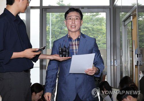 입장문 읽고 있는 임성근 전 사단장(서울=연합뉴스) 이진욱 기자 = 업무상 과실치사 혐의로 고발된 임성근 전 해병대 1사단장이 조사를 받기 위해 11일 서울 서초동 순직해병특검팀으로 출석, 입장문을 읽고 있다. 2025.8.11 cityboy@yna.co.kr