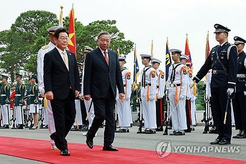 의장대 사열하는 이재명 대통령과 또 럼 베트남 서기장(서울=연합뉴스) 홍해인 기자 = 이재명 대통령이 11일 서울 용산 대통령실 청사에서 열린 또 럼 베트남 당 서기장 국빈 방한 공식 환영식에서 또 럼 서기장과 함께 의장대를 사열하고 있다. 2025.8.11 [대통령실통신사진기자단] hihong@yna.co.kr